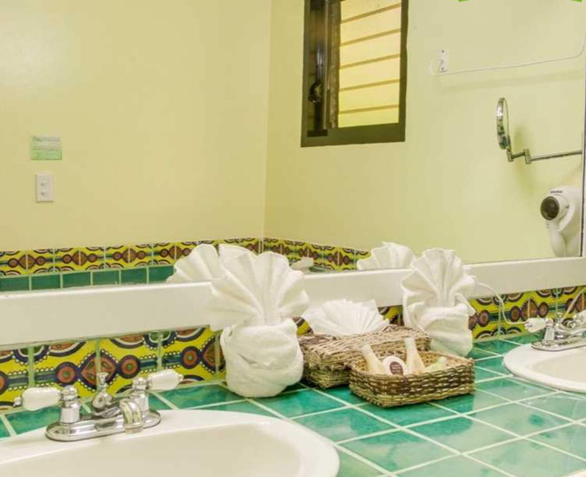 Robert'S Grove Beach Resort Placencia Esterno foto